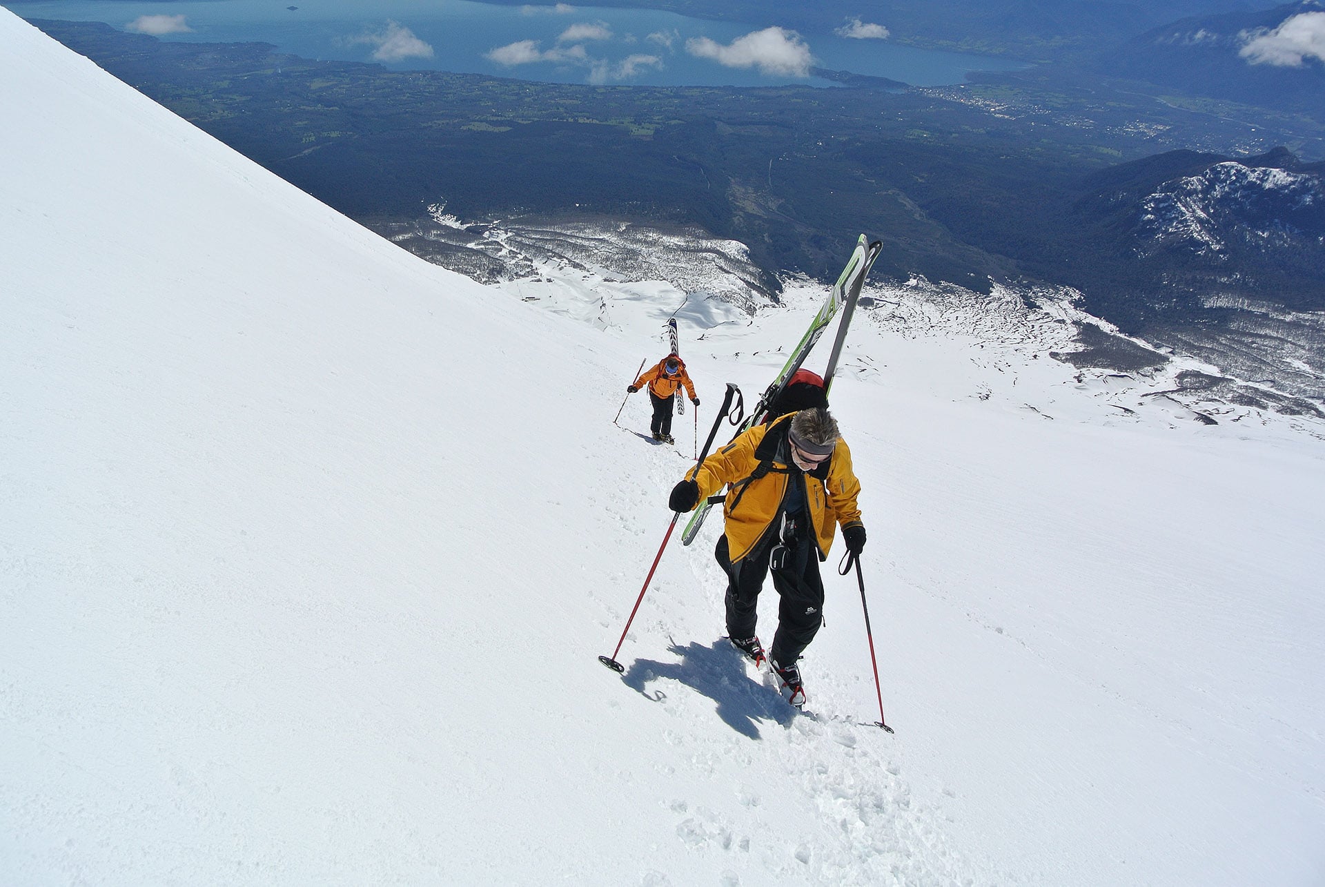 Voyage ski d'helyum.ch en Argentine et Chili. montée au Villarica