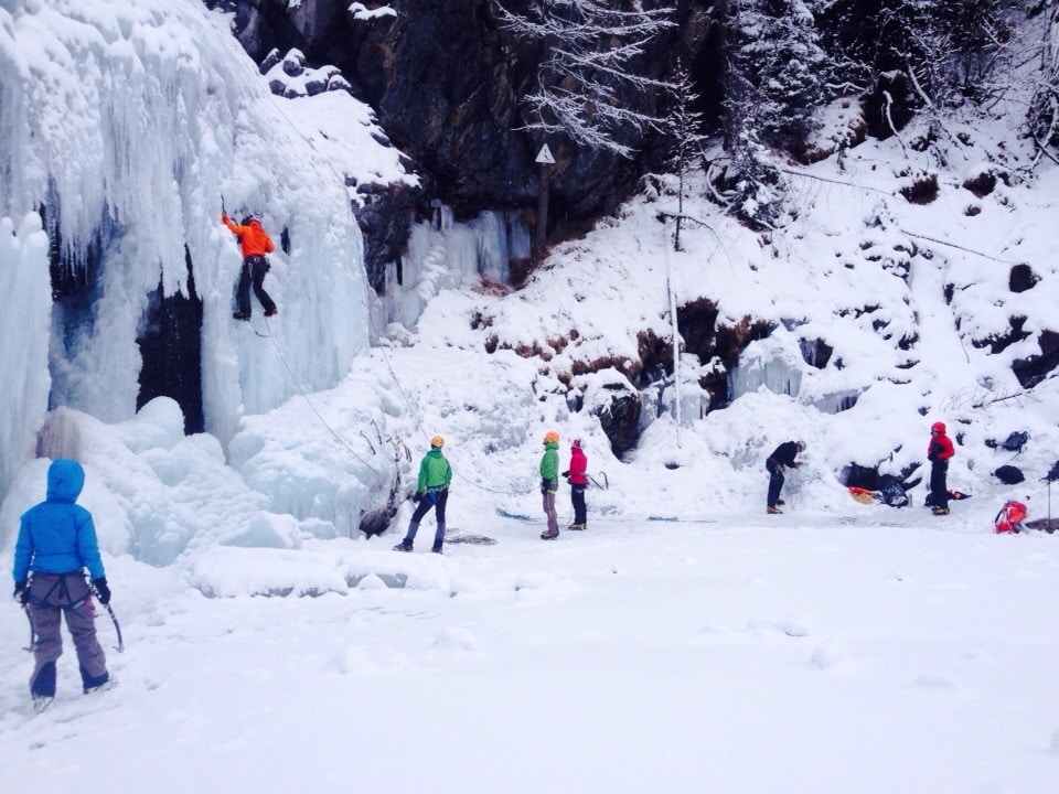 <span style="font-size:1.5em;"> GLACE </span><br/> Initiation à la cascade de glace <br/> /// Décembre 2024 /// <br/><span style="color: #b0cc00;"> Places disponibles </span>