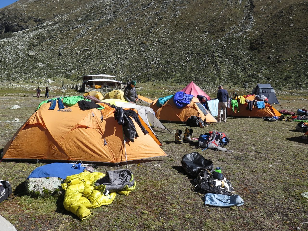 perou-helyum-guides-de-montagne-expedition-camp-de-base