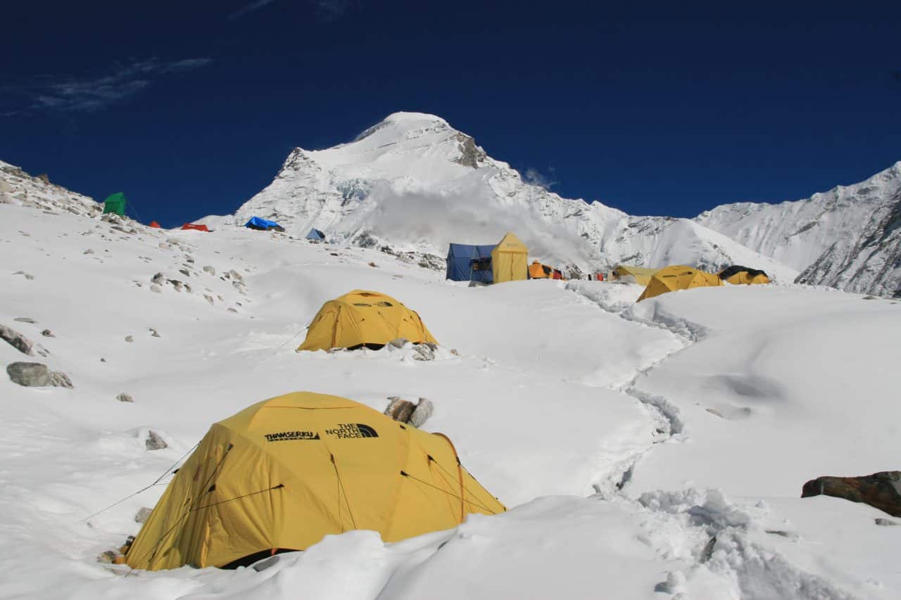 Camp de base sous la neige