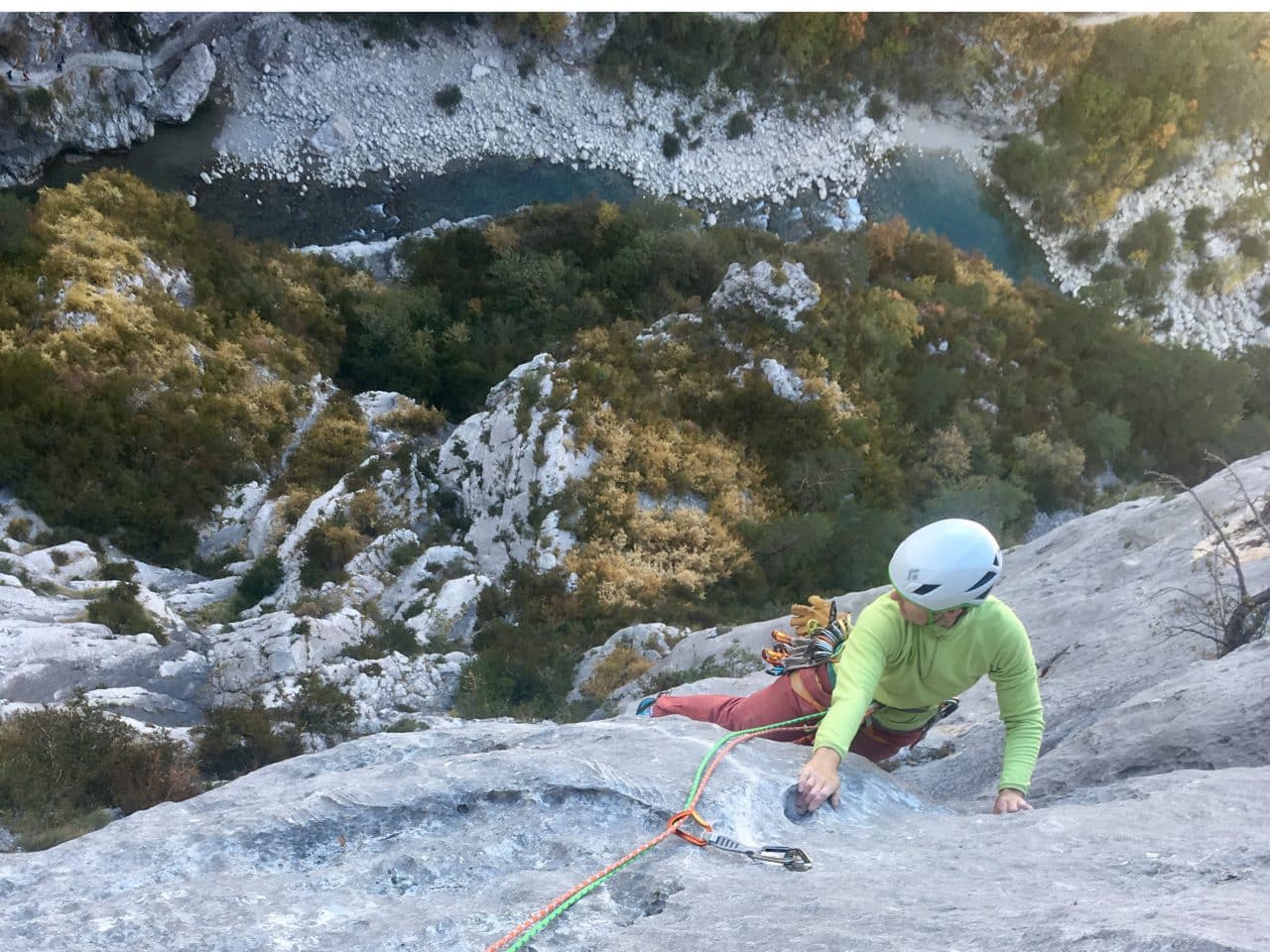 Sophie Gétaz dans une des longues voies d'escalade des gorges du Verdon. Les deux doigts dans le nez, Valse pour Manon, Lunathine. Voies d'escalades parcourues avec le guide de montagne Yann Nussbaumer.