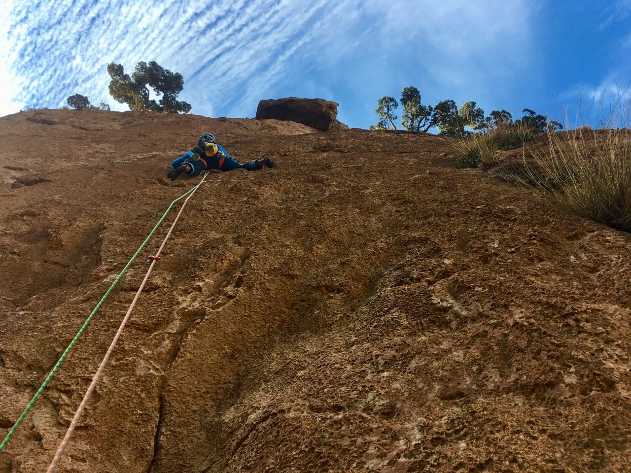 Escalade de longues voies à Taghia, dans l'Atlas au Maroc avec Yann Nussbaumer guide de de montagne chez Helyum.