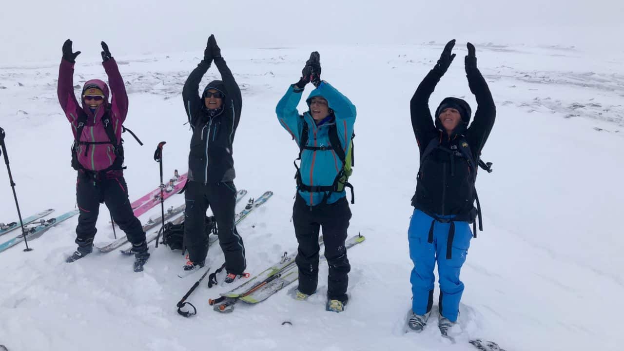 Ski & yoga dans les Lofoten en Norvège avec Selena Raven Cordeau (Yoga Raven) et Yann Nussbaumer (Helyum)