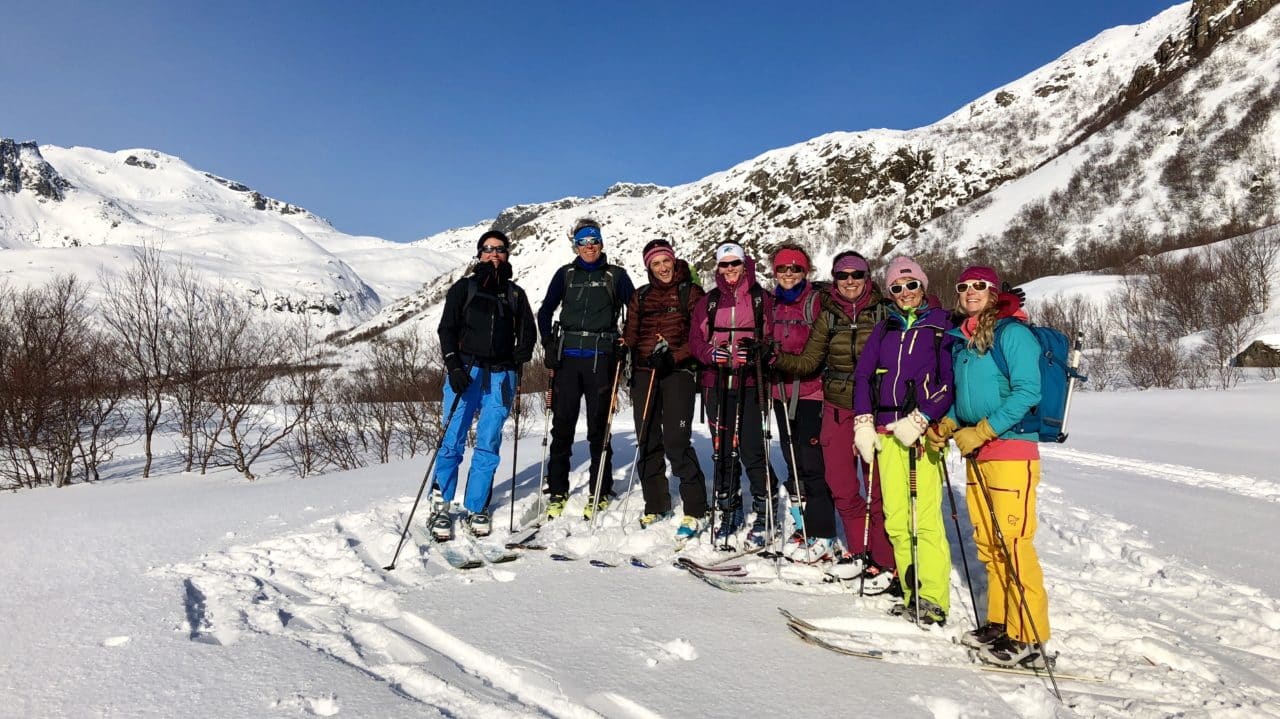 Ski & yoga dans les Lofoten en Norvège avec Selena Raven Cordeau (Yoga Raven) et Yann Nussbaumer (Helyum)