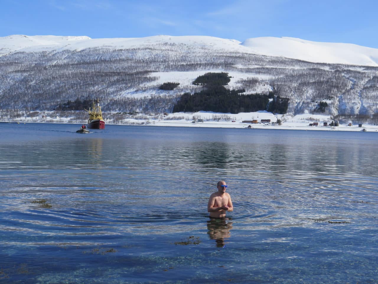 baignade dans les fjords de Norvège avec les guides d'helyum