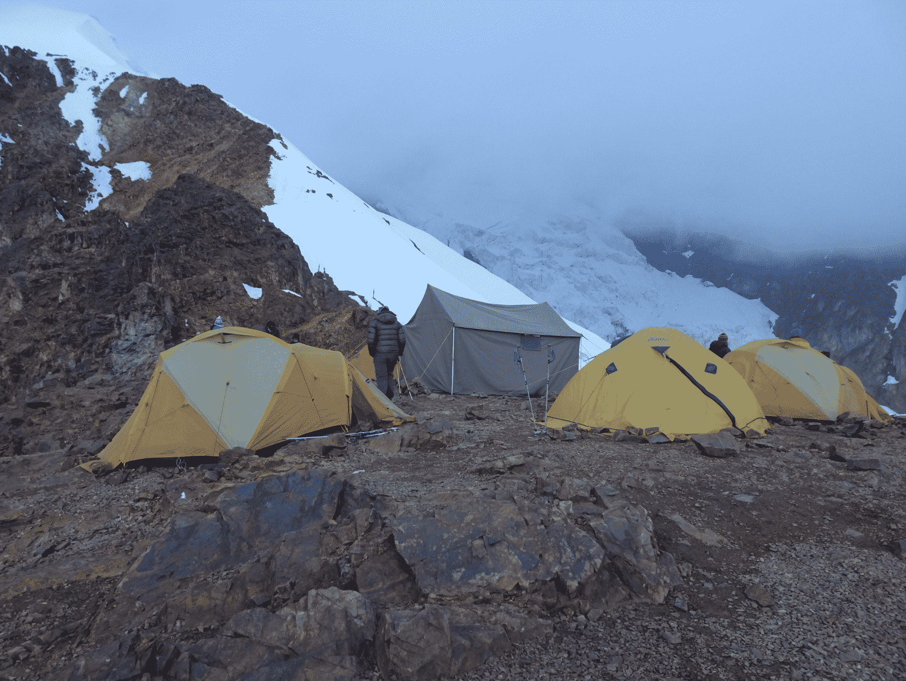 Camp 1 Illimani, expédition Bolivie helyum.ch