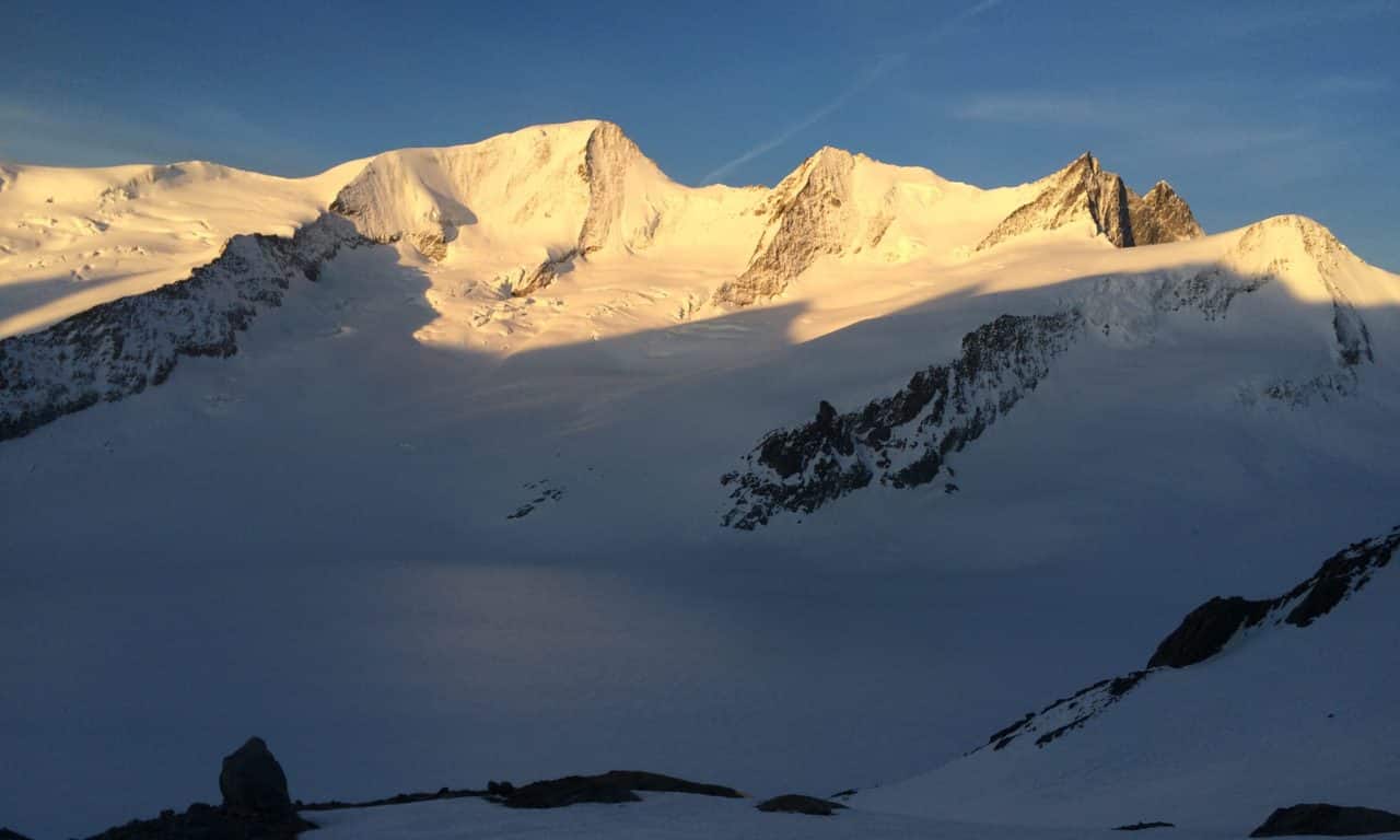 <span style="font-size:1.5em;">SKI </span><br> Le Finsteraarhorn à ski (4274m)<br> /// Mai 2025 /// <br><span style="COLOR: #B0CC00;"> Places disponibles </span>