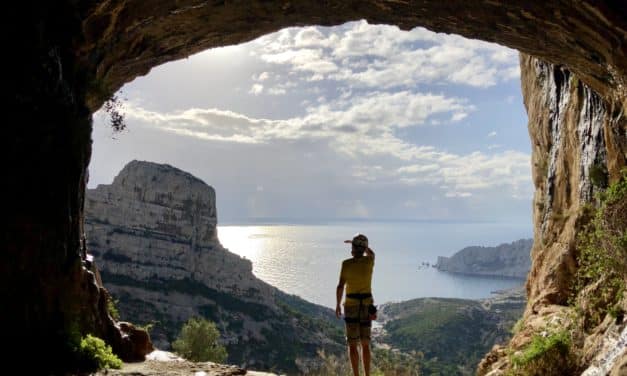 <span style="font-size:1.5em;"><span class="caps">ESCALADE</span> </span><br> Les Calanques de Marseille <br> /// Novembre 2019 /// <br><span style="color: #b0cc00;"> Places disponibles </span>