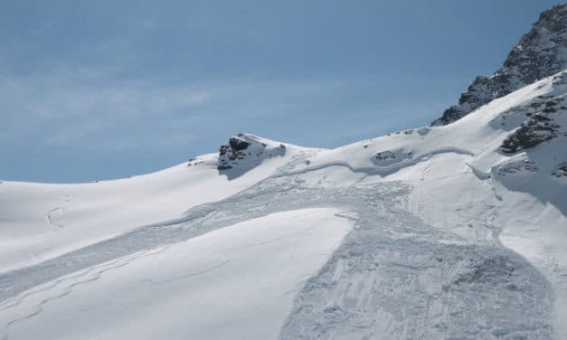 <span style="font-size:1.5em;"> SKI </span><br/> Cours avalanche <br/> /// Décembre 2021 /// <br/><span style="COLOR: #B0CC00;"> places disponibles</span>