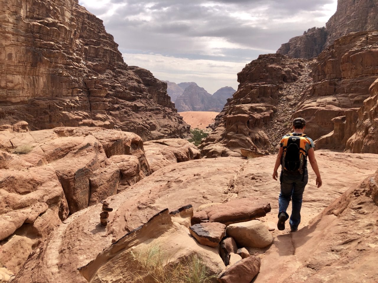 Escalade dans le Wadi Rum en Jordanie avec Yann Nussbaumer guide de montagne chez Helyum
