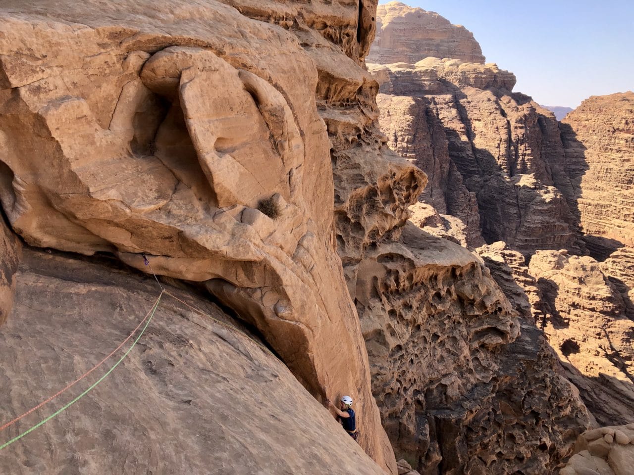 Escalade dans le Wadi Rum en Jordanie avec Yann Nussbaumer guide de montagne chez Helyum