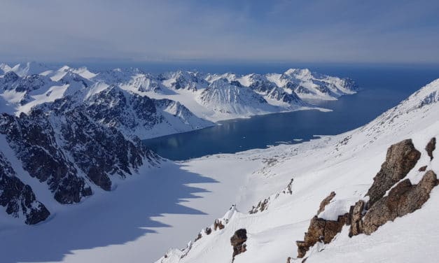 <span style="font-size:1.5em;"><span class="caps">SKI</span> </span><br> Spitzberg <br> /// mai 2020 /// <br><span style="color: #B22222;"> Complet </span>