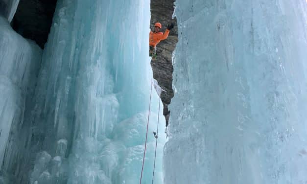 <span style="font-size:1.5em;"> GLACE </span><br/> Initiation à la cascade de glace <br/> /// Décembre 2021 /// <br/><span style="color: #b0cc00;">Places disponibles </span>