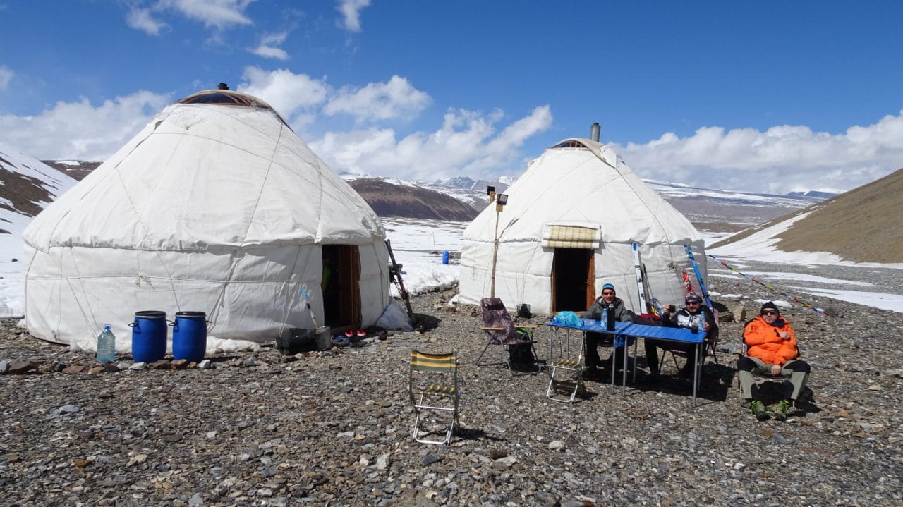 La vie au camp de base. Kirghistan Helyum.ch