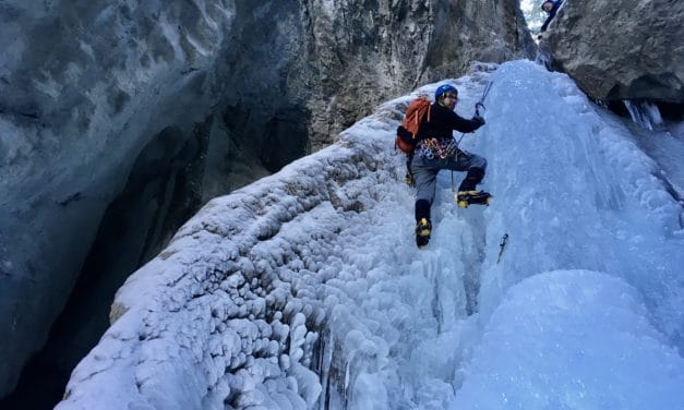 <span style="font-size:1.5em;">GLACE </span><br/> Initiation à la cascade de glace<br/> /// Janvier 2022 /// <br/><SPAN STYLE="COLOR: #B0CC00;">Places disponibles</SPAN>