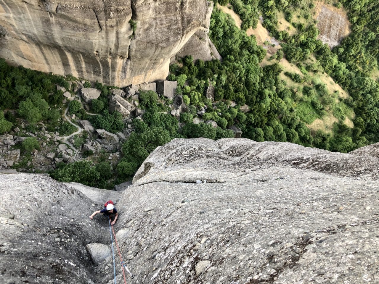 Escalade dans les Météores (Meteora) en Grèce avec Yann Nussbaumer guide de montagne chez Helyum (helyum.ch)