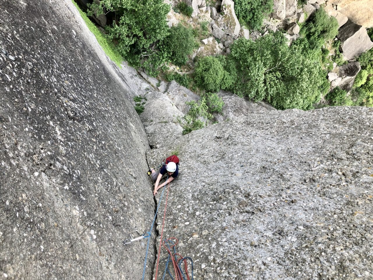 Escalade dans les Météores (Meteora) en Grèce avec Yann Nussbaumer guide de montagne chez Helyum (helyum.ch)