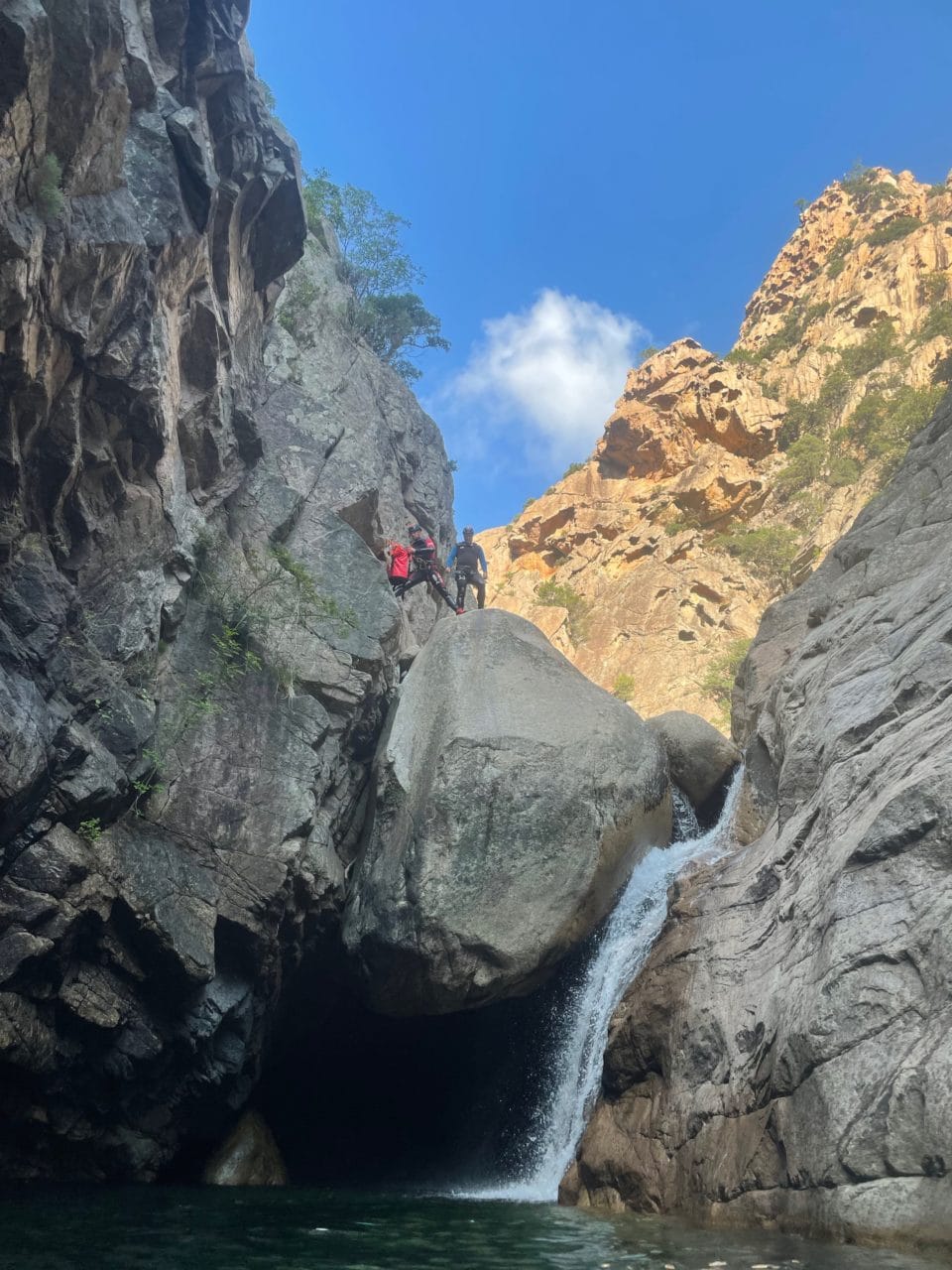 Canyoning Corse avec Jérôme Gottofrey guide de montagne chez Helyum