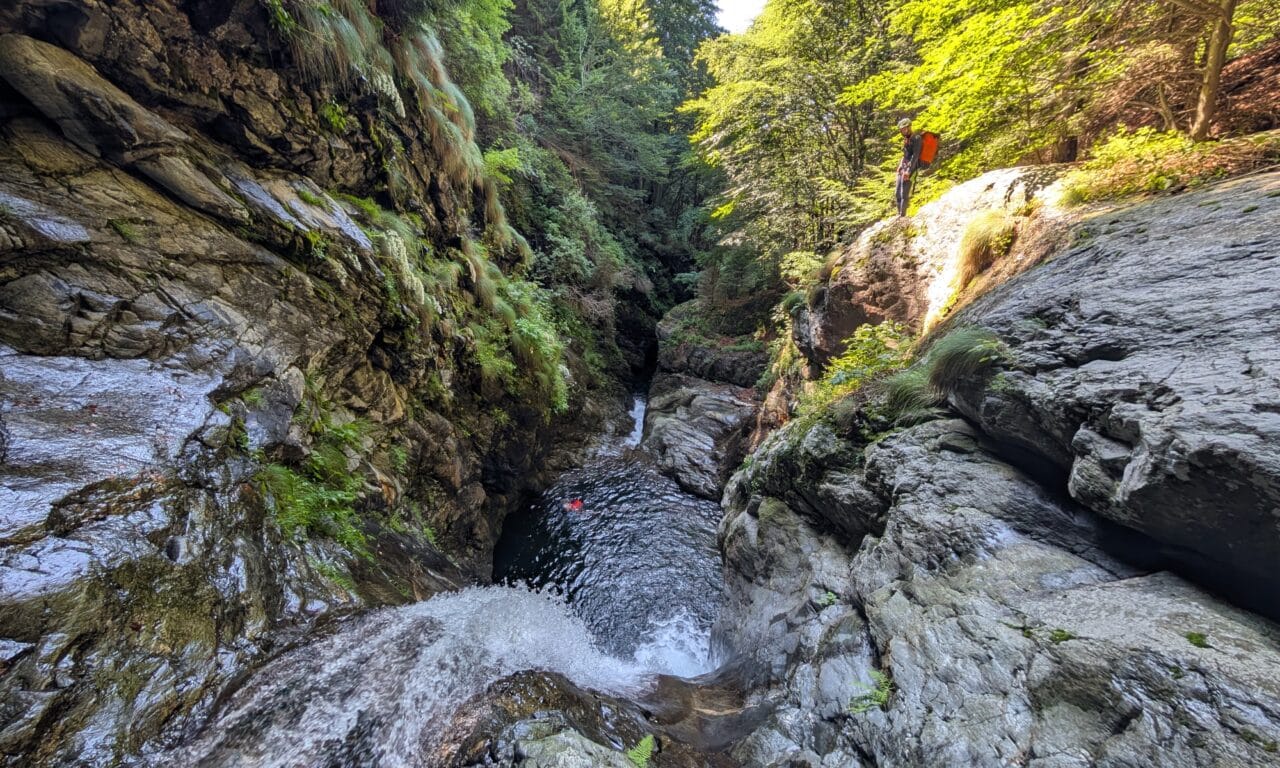 <span style="font-size:1.5em;"> CANYONING </span><br> Canyoning à Domodossola <br> /// 14-16 août 2026 /// <br><span style="color: #b0cc00;"> Places disponibles </span>