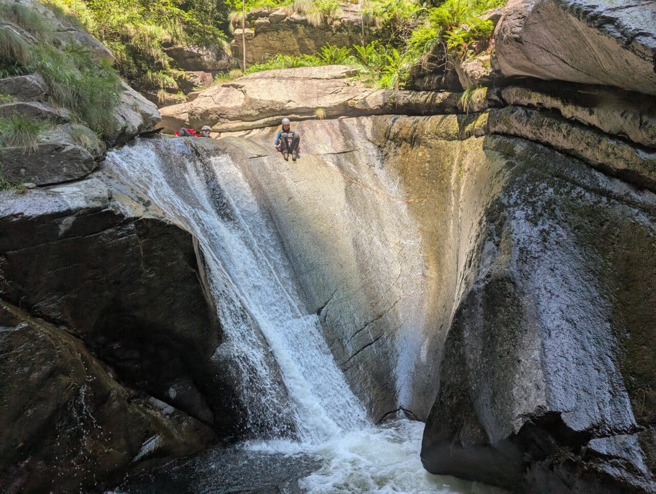 Toboggan naturel en canyoning dans le canyon de Rasiga à Domodossola