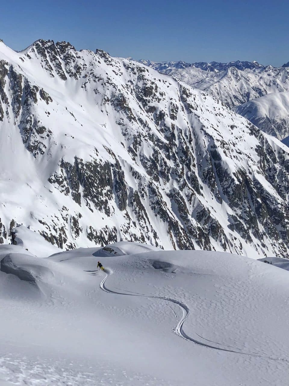 Ski de randonnée dans la vallée de Conches avec Yann Nussbaumer guide de montagne chez Helyum