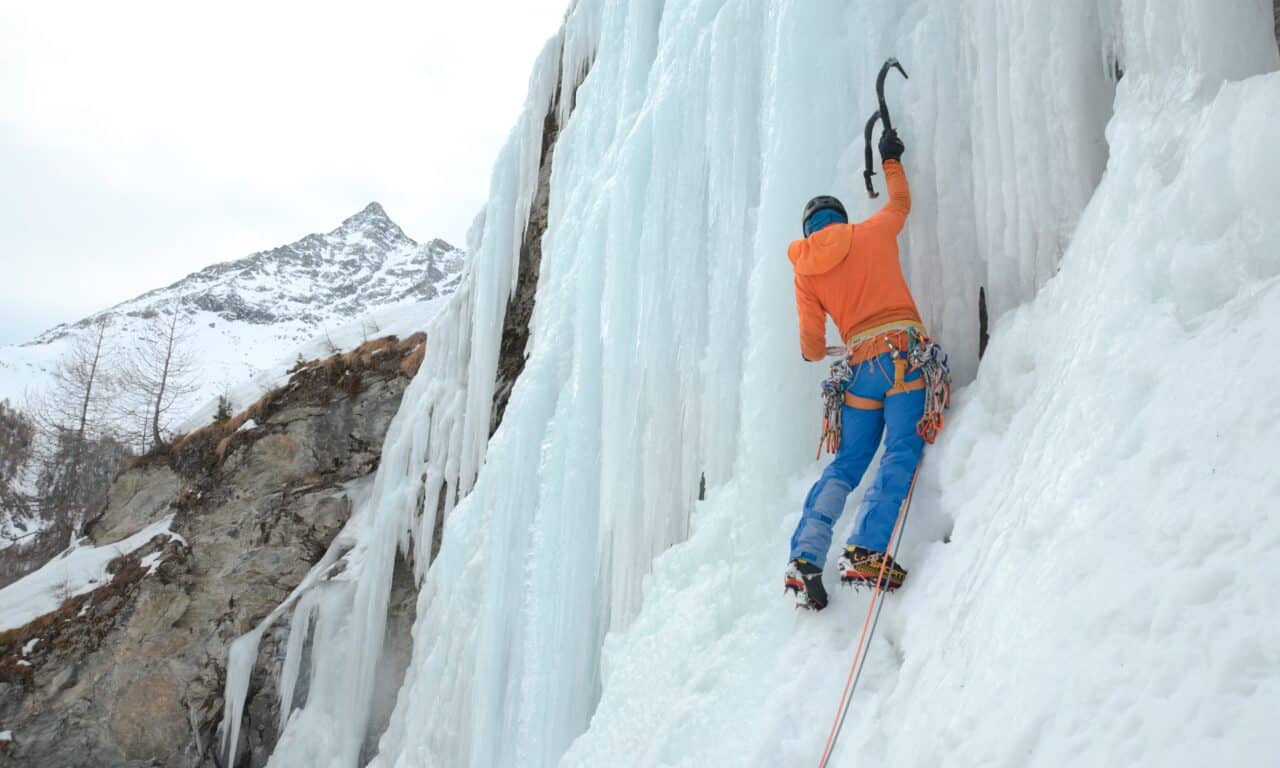 <span style="font-size:1.5em;"> GLACE </span><br/> Initiation à la cascade de glace <br/> /// 24 Janvier 2026 /// <br/><span style="color: #b0cc00;"> Places disponibles </span>