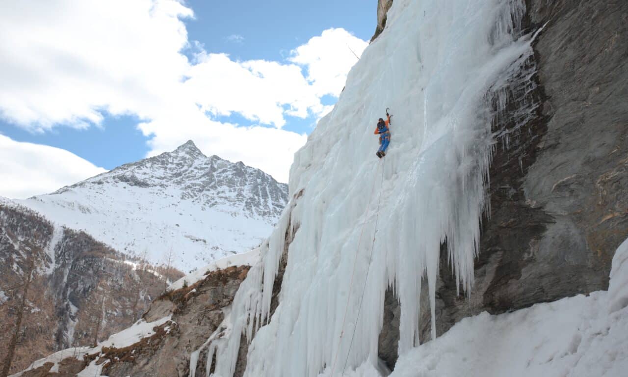 <span style="font-size:1.5em;"> GLACE </span><br/> Initiation à la cascade de glace <br/> /// 24 Janvier 2026 /// <br/><span style="color: #b0cc00;"> Places disponibles </span>