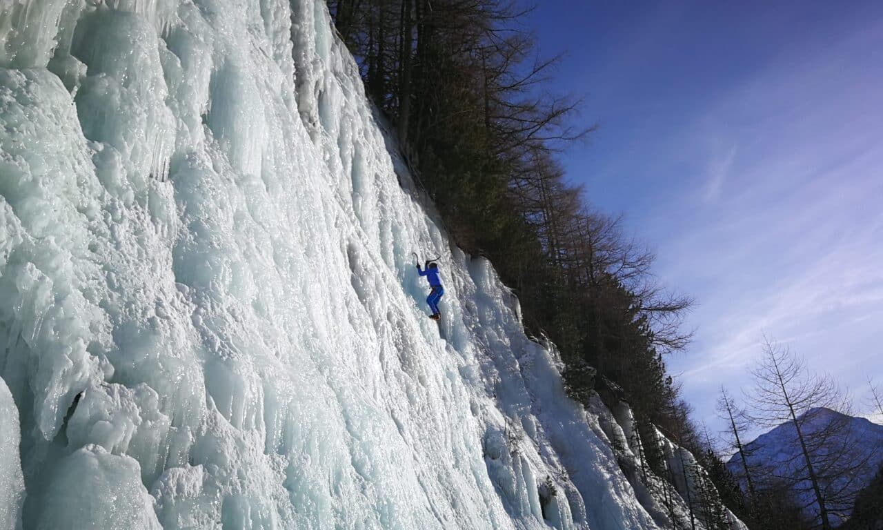 <span style="font-size:1.5em;"> GLACE </span><br/> Initiation à la cascade de glace <br/> /// 24 Janvier 2026 /// <br/><span style="color: #b0cc00;"> Places disponibles </span>