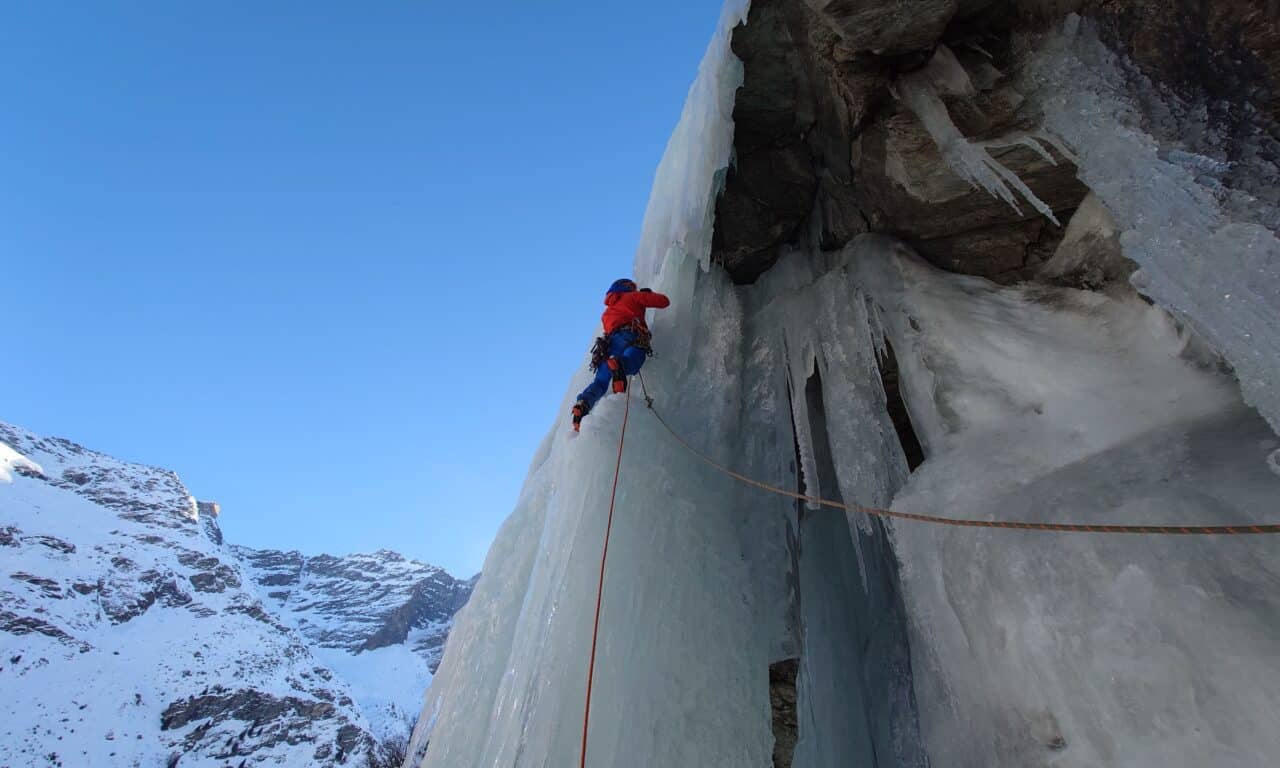 <span style="font-size:1.5em;"> GLACE </span><br/> Perfectionnement cascade de glace <br/> /// 30-31 Janvier 2027 /// <br/><span style="color: #b0cc00;"> Places disponibles </span>