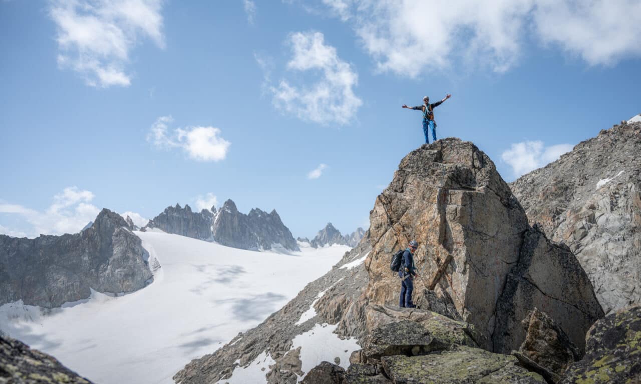 <span style="font-size:1.5em;"> ALPINISME </span><br> Formation sur 3 jours à Orny <br> /// 1-3 juillet 2025 /// <br><span style="color: #b0cc00;"> Places Disponibles</span>