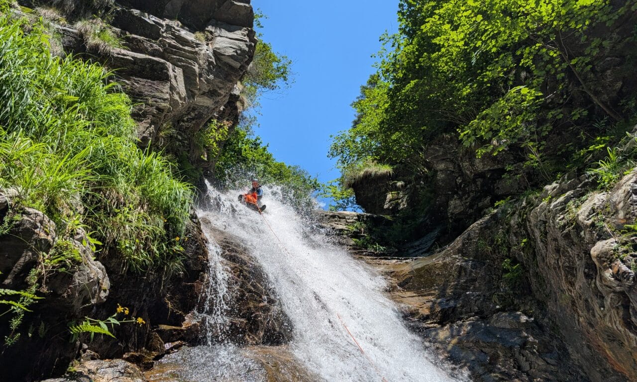 <span style="font-size:1.5em;"> CANYONING </span><br> 2 jours pour devenir autonome <br> /// 6-7 Septembre 2025 /// <br><span style="color: #b0cc00;"> Places disponibles </span>