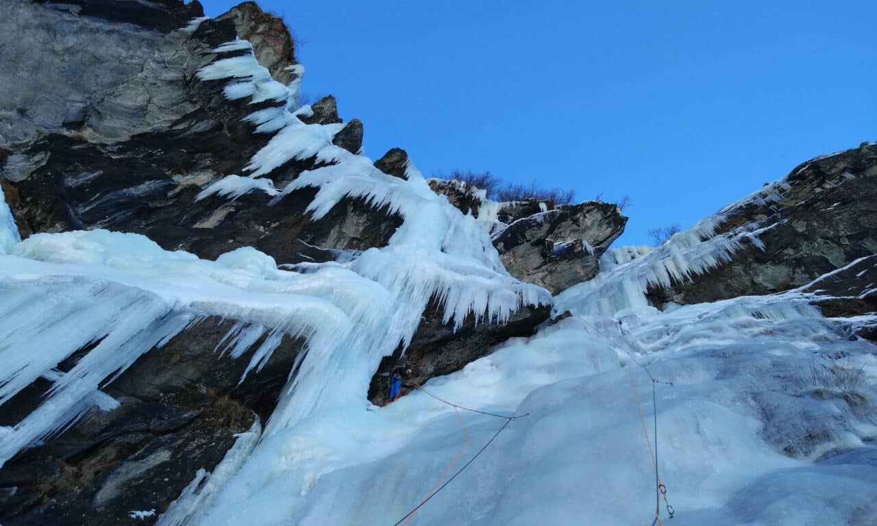 <span style="font-size:1.5em;"> GLACE </span><br/> Perfectionnement cascade de glace <br/> /// 30-31 Janvier 2027 /// <br/><span style="color: #b0cc00;"> Places disponibles </span>
