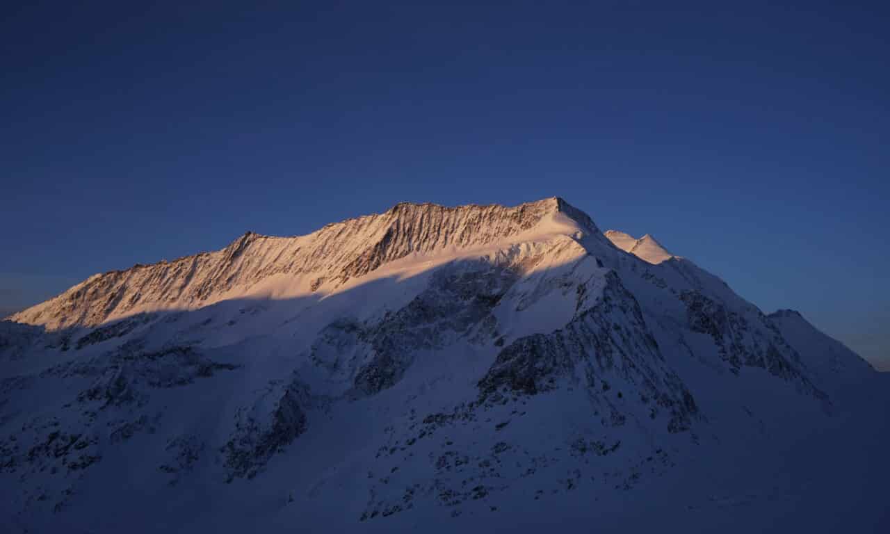 <span style="font-size:1.5em;">SKI </span><br> Finsterraarhorn (4’274m) sur 3 jours<br> /// 22-24 avril 2026 ///<br><span style="color: #b0cc00;">Places Disponibles</span>