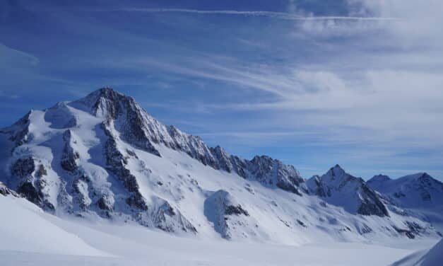 <span style="font-size:1.5em;">SKI </span><br> Finsterraarhorn (4’274m) sur 3 jours<br> /// 22-24 avril 2026 ///<br><span style="color: #b0cc00;">Places Disponibles</span>