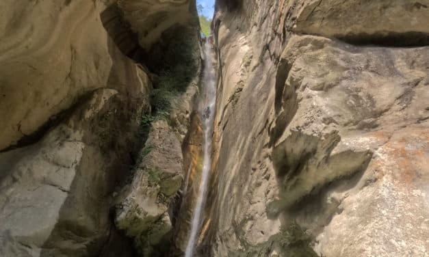 <span style="font-size:1.5em;"> CANYONING </span><br> Canyon de l’Eau Froide <br> /// Juillet 2025 /// <br><span style="color: #b0cc00;"> Places disponibles </span>