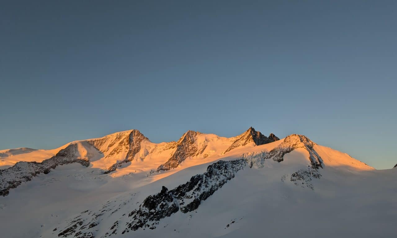 <span style="font-size:1.5em;">SKI </span><br> Finsterraarhorn (4’274m) sur 3 jours<br> /// 22-24 avril 2026 ///<br><span style="color: #b0cc00;">Places Disponibles</span>