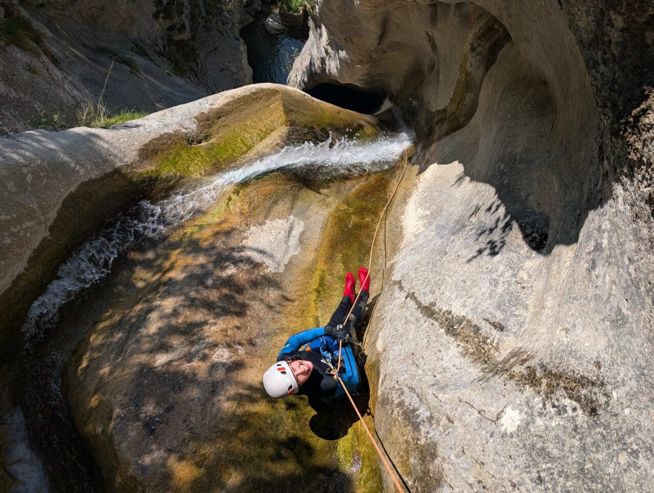 Descente dans le premier toboggan naturel du canyon de l’Eau Froide à Villeneuve