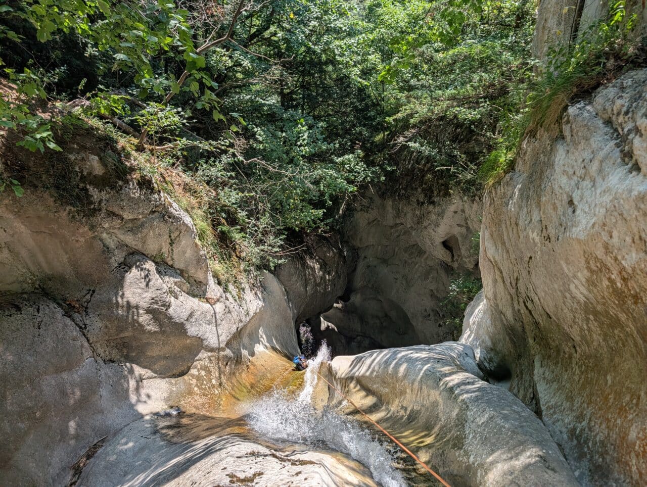 Descente en rappel dans la cascade de 40 mètres du canyon de l’Eau Froide à Villeneuve