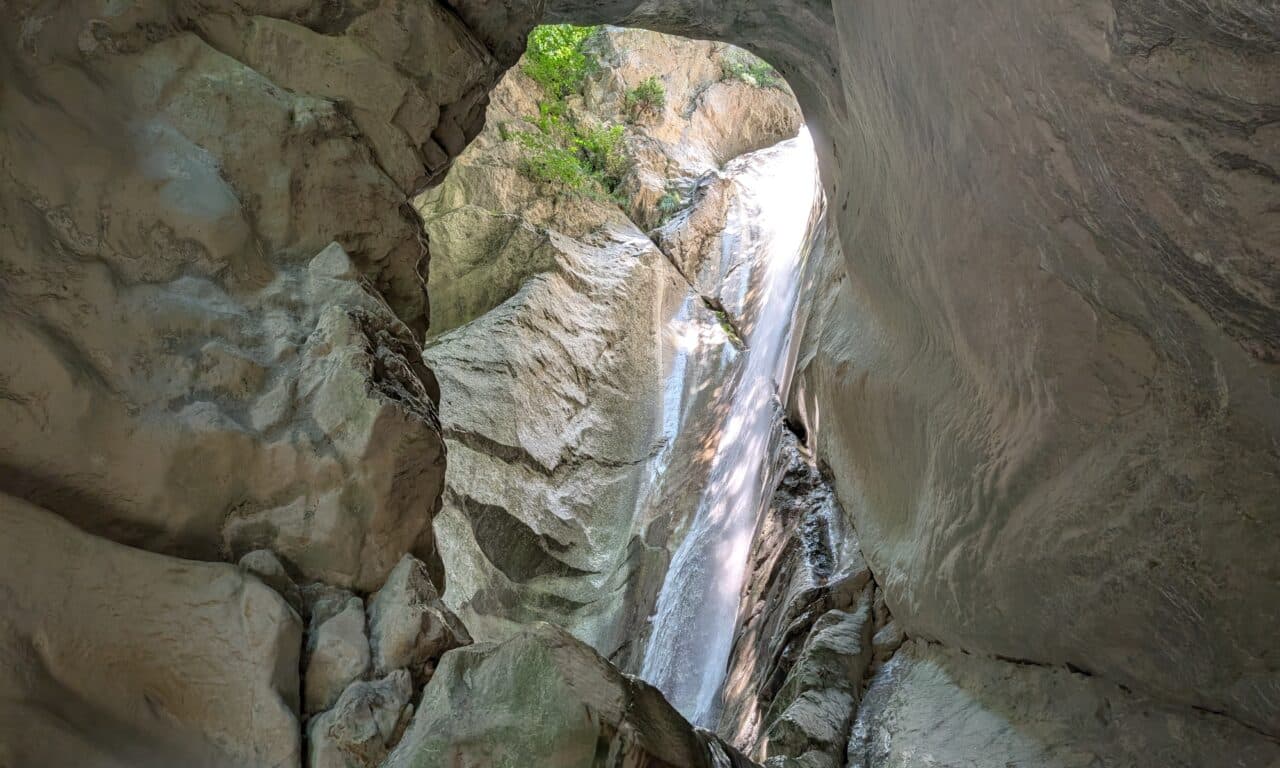 <span style="font-size:1.5em;"> CANYONING </span><br> Canyon de l’Eau Froide et la Morge <br> /// Juin-Septembre /// <br><span style="color: #b0cc00;"> Places disponibles </span>