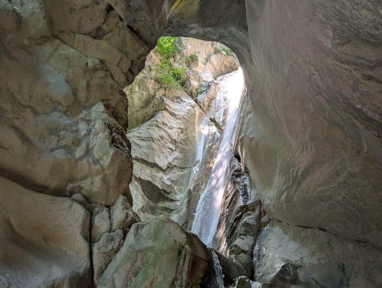 Paroi rocheuse sculptée par l’eau dans le canyon de l’Eau Froide à Villeneuve