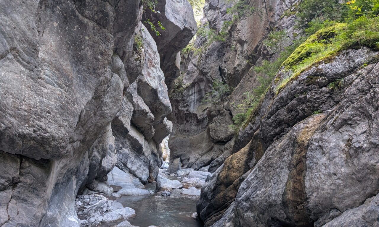 <span style="font-size:1.5em;"> CANYONING </span><br> Canyon de la Morge <br> /// 16 août 2026 /// <br><span style="color: #b0cc00;"> Places disponibles </span>