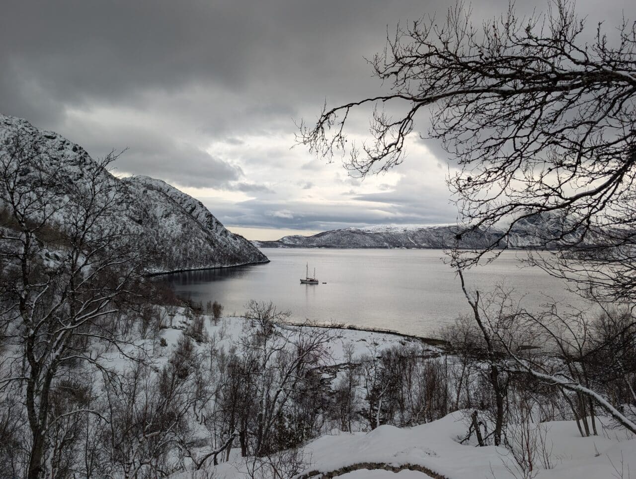 Bateau dans un fjord en Norvège pour ski de randonnée