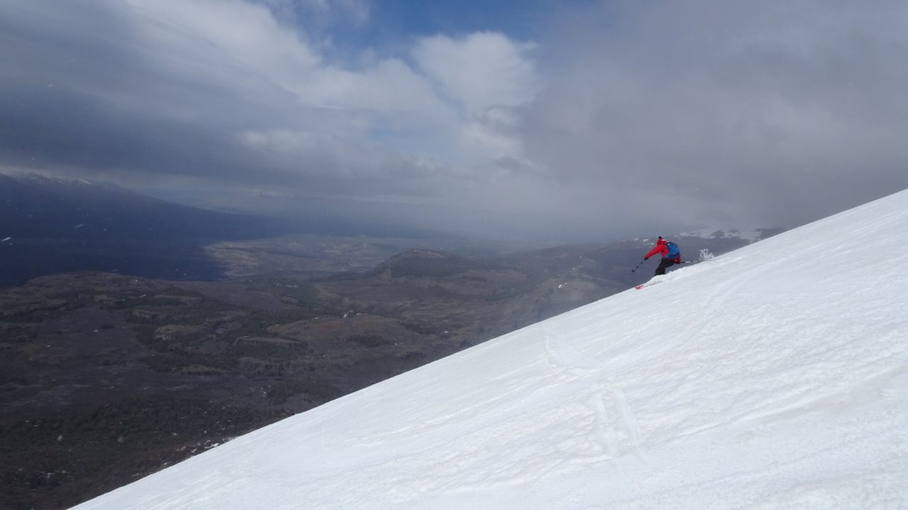 Descente du Mont Blanc au dessus d'Esquel en Argentine. Ski trip Argentine. Helyum.ch