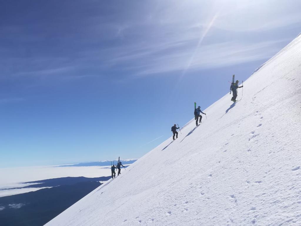 Helyum.ch montée à l'Osorno en octobre Ski de printemps austral #skitrip