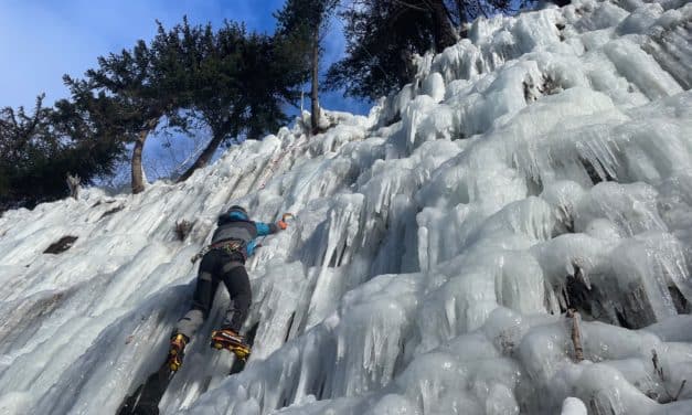 <span style="font-size:1.5em;"> GLACE </span><br> Initiation à la cascade de glace <br> /// 30 décembre 2026 /// <br><span style="color: #b0cc00;"> Places disponibles </span>
