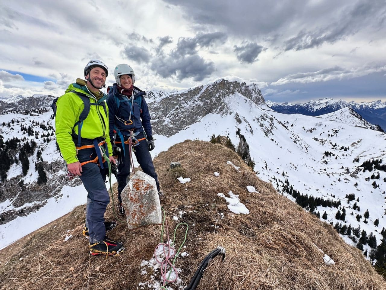 Mottes gelées avec Jérôme Gottofrey guide de montagne chez Helyum