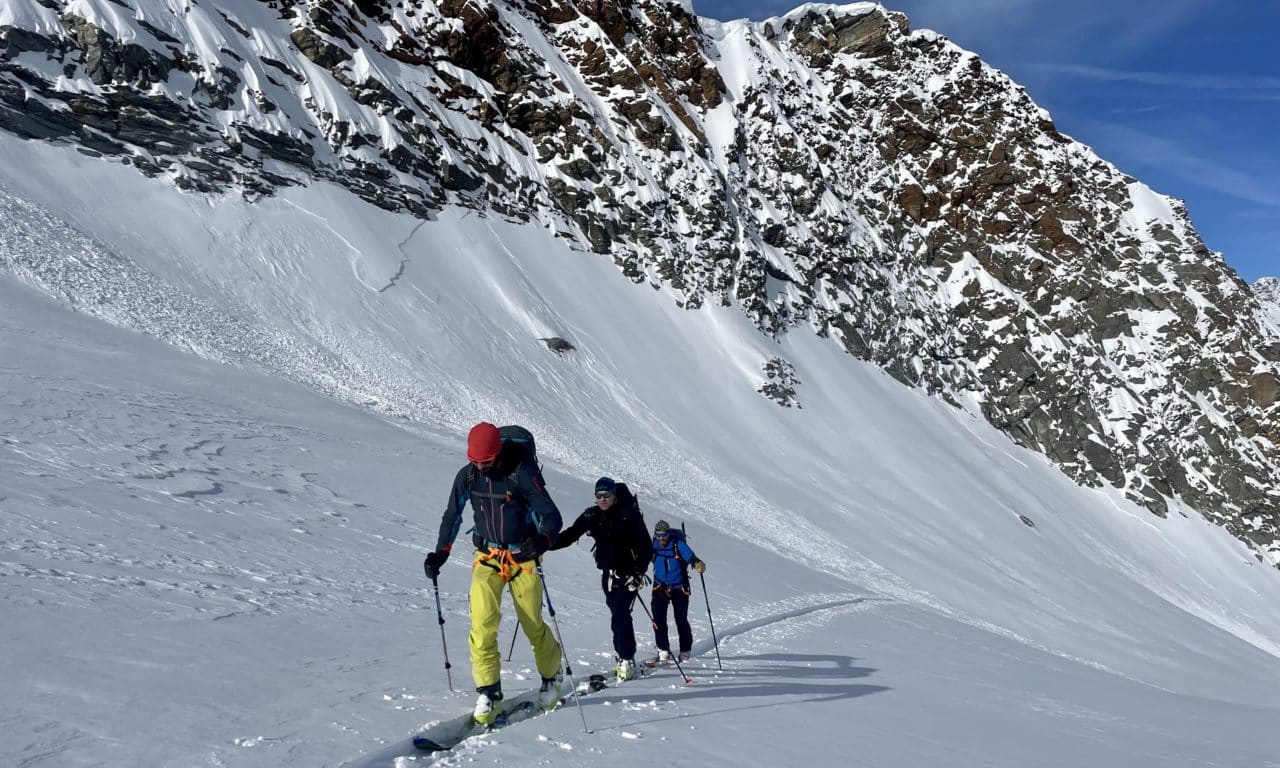<span style="font-size:1.5em;">SKI </span><br> Le Finsteraarhorn à ski (4274m)<br> /// 7, 8 & 9 mai 2027 /// <br><span style="COLOR: #B0CC00;"> Places disponibles </span>