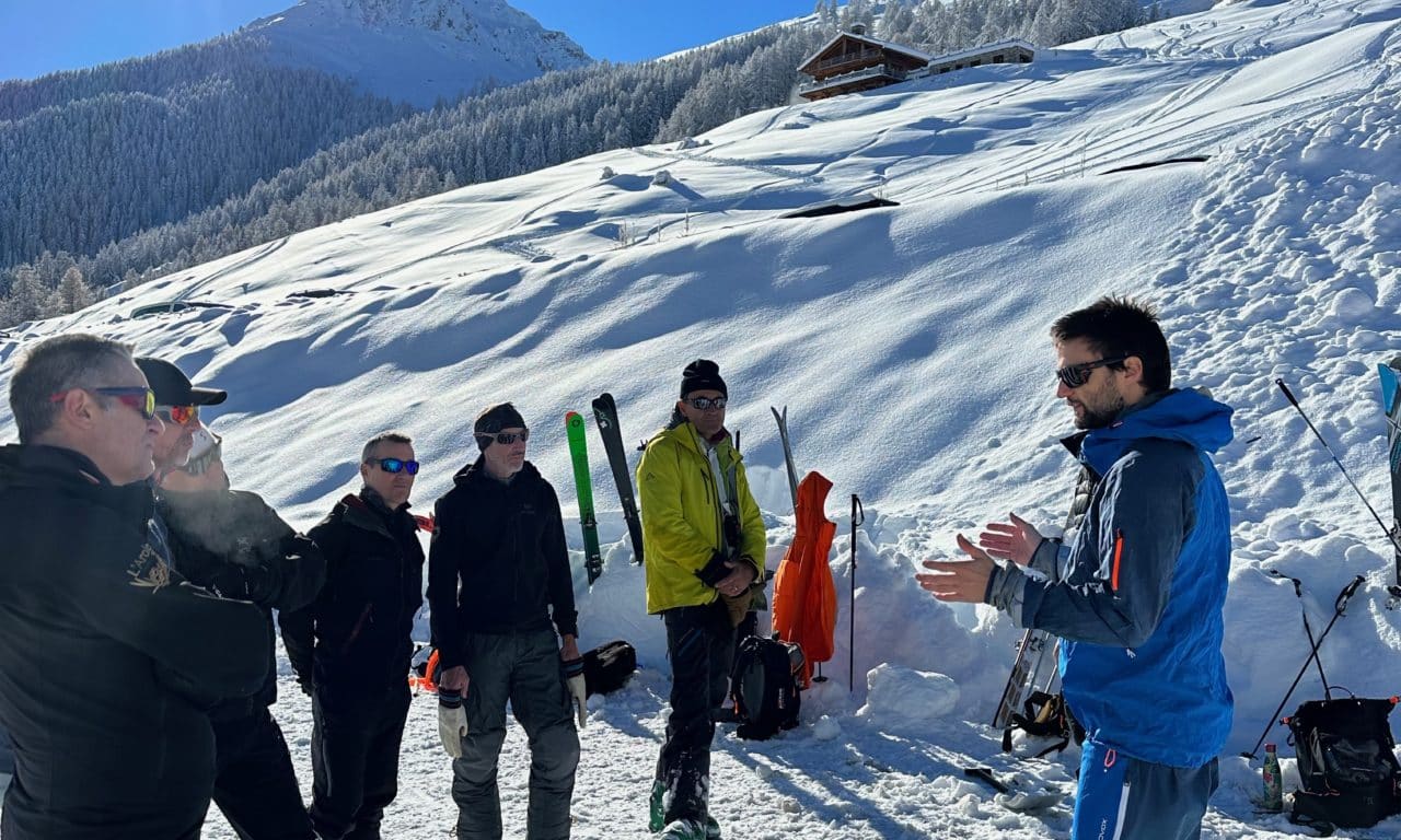 <span style="font-size:1.5em;"> SKI</span><br/> Cours avalanche et premiers secours<br/> /// Décembre 2024 /// <br/><span style="color: #b0cc00;"> Places Disponibles </span>