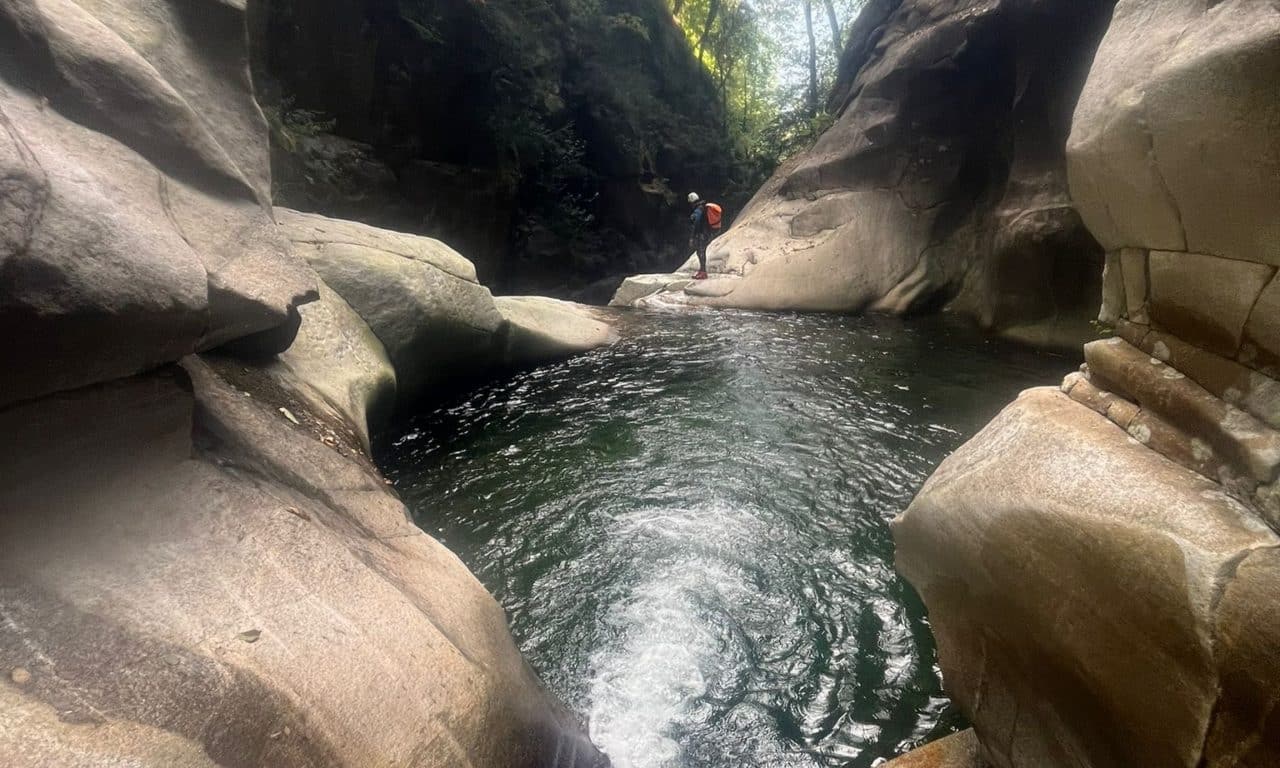 <span style="font-size:1.5em;"> CANYONING </span><br/> Canyoning au Tessin <br/> /// Août 2025 /// <br/><span style="color: #b0cc00;"> Places disponibles </span>