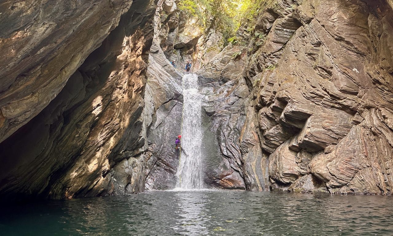 <span style="font-size:1.5em;"> CANYONING </span><br/> Canyoning au Tessin <br/> /// Août 2025 /// <br/><span style="color: #b0cc00;"> Places disponibles </span>